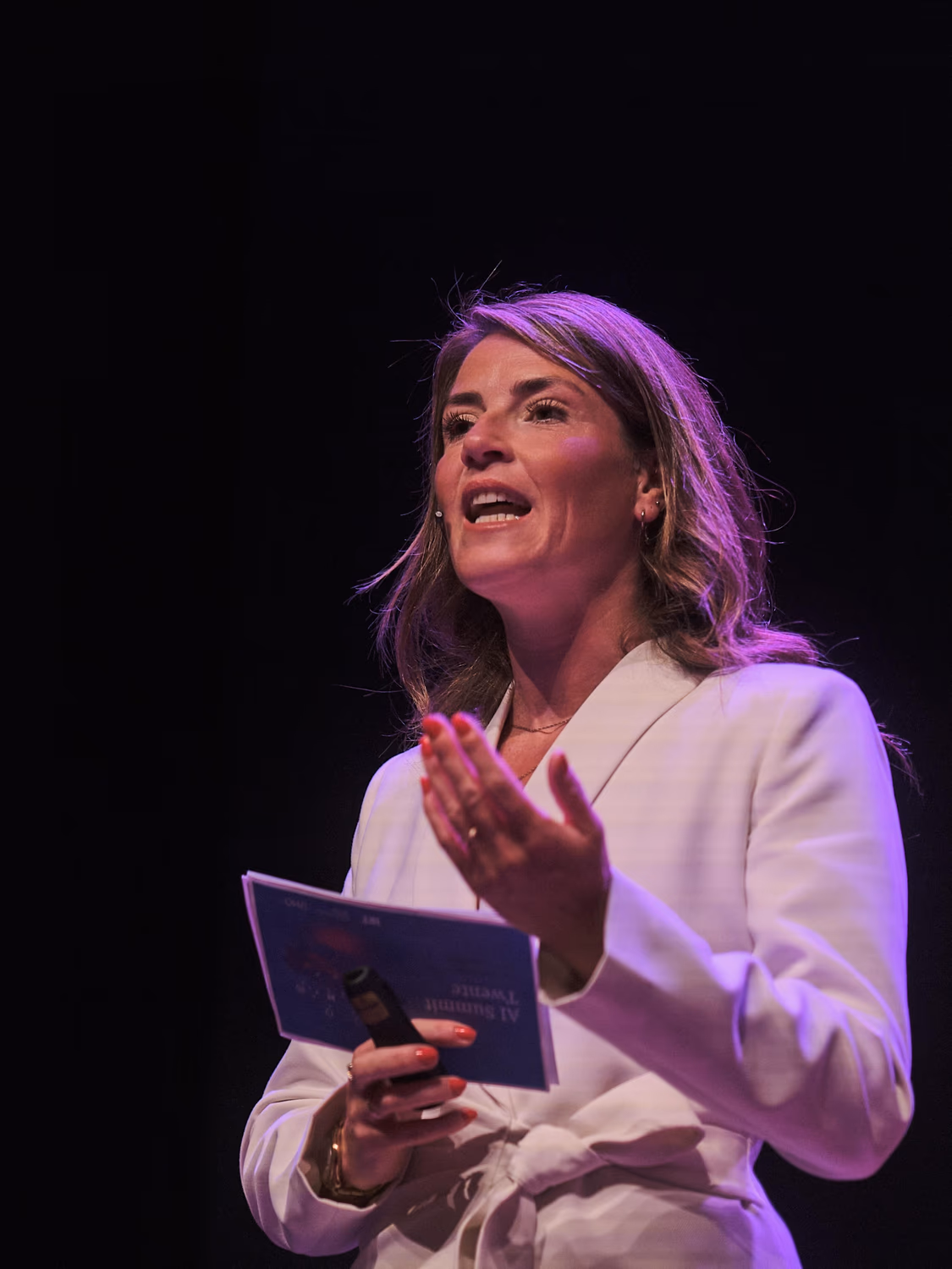 Stephanie geeft een keynote op het podium
